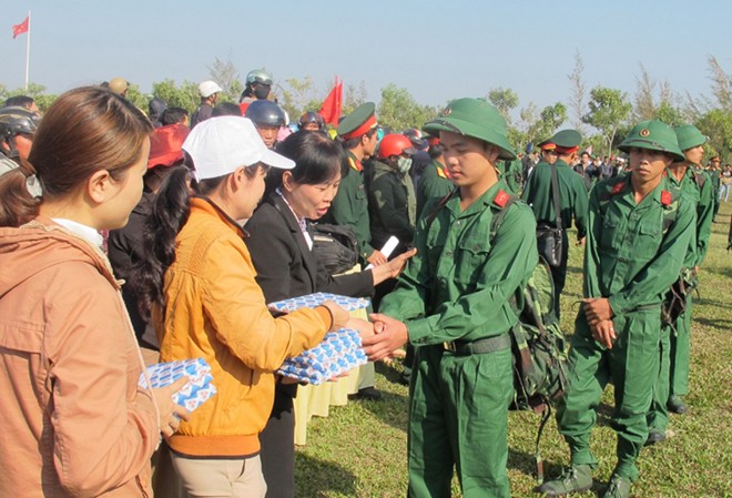 1.700 thanh niên Đắk Nông và Đắk Lắk nhập ngũ Người thân tặng quà, động viên thanh niên nhập ngũ.